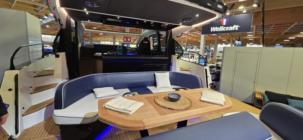 Vue extérieure du Jeanneau DB43 lors du salon nautique Salon intérieur d’un yacht, espace de réception adapté à un charter d’entreprise.