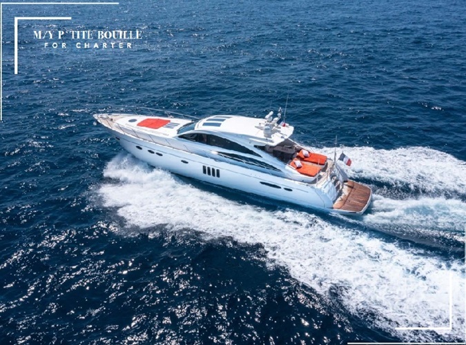 Charter en yacht à moteur premium avec équipage, croisière personnalisée en mer lors d’une location de yacht haut de gamme