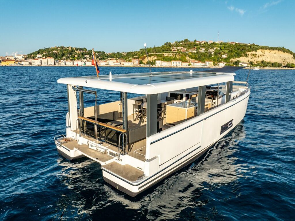 Jeanneau Sea Loft 480 vu de l’arrière, concept de bateau innovant signé Jeanneau, pensé comme une villa flottante ouverte sur la mer