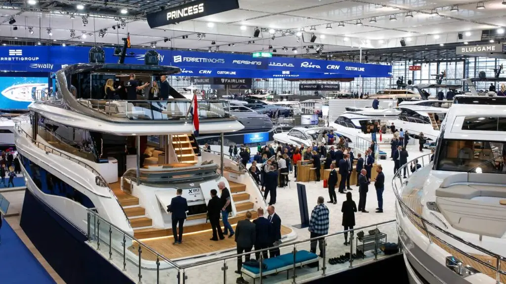 Boot Düsseldorf 2026, vue intérieure du salon nautique avec yachts et stands exposants