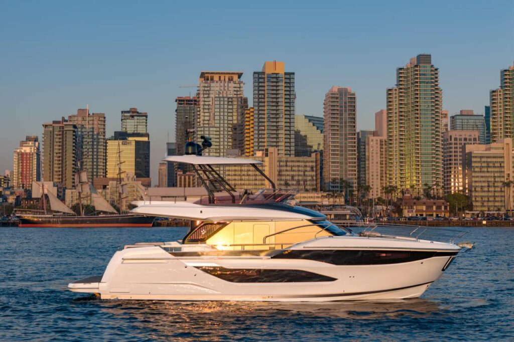 Prestige F4.9 présenté au en mer