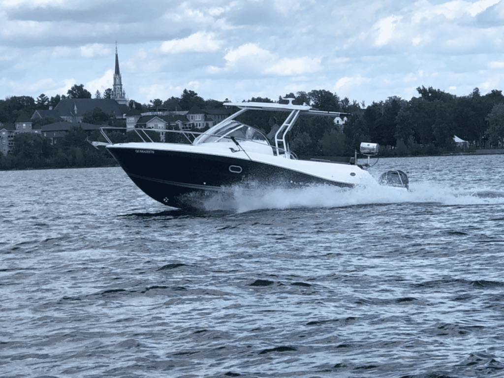 Jeanneau Leader 9WA naviguant sur un lac au Canada