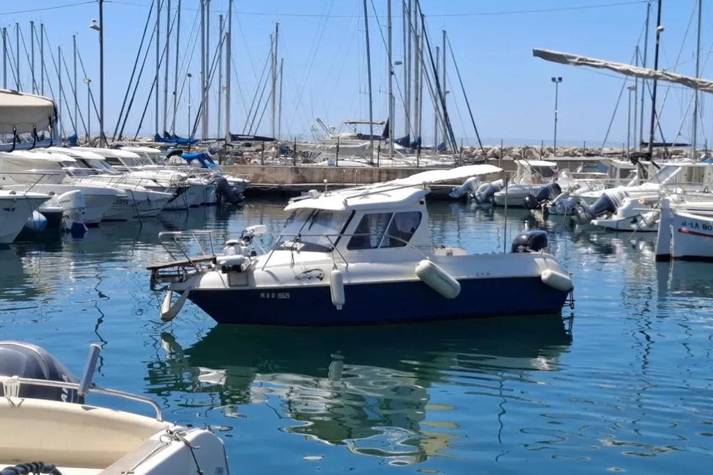 Ultramar au port de Marseille sur eau