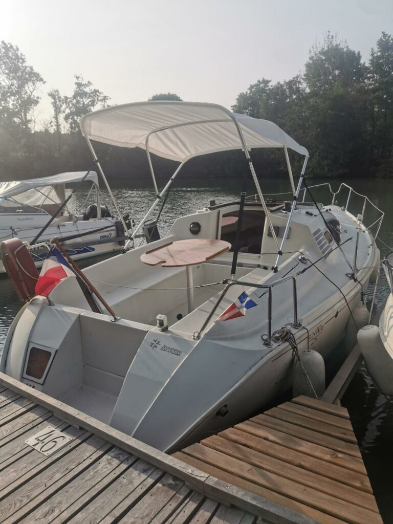 Voilier Jeanneau au port
