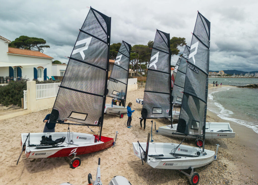 dériveur reverso sur une plage