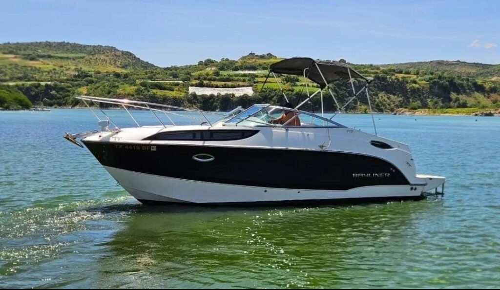 Bayliner 245 sur un plan d'eau douce