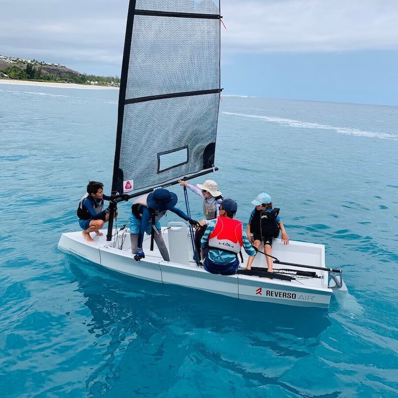 enfants à bord d'un reverso sur l'eau