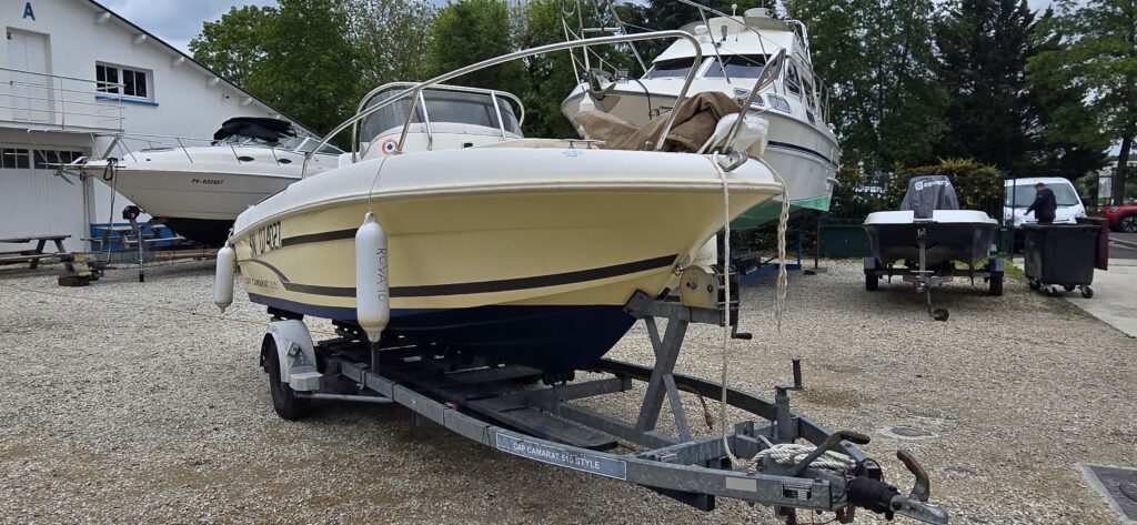 cap camarat 575 style sur sa remorque