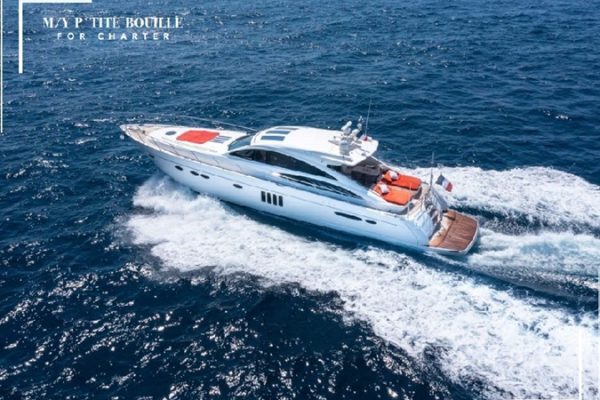 Charter en yacht à moteur premium avec équipage, croisière personnalisée en mer lors d’une location de yacht haut de gamme
