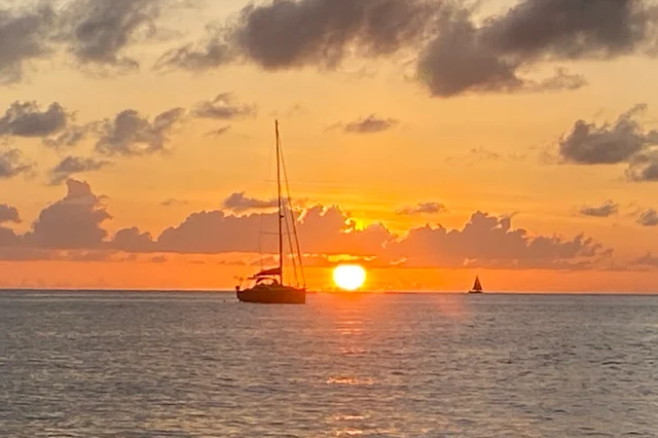 Croisière en voilier premium lors d’un charter, navigation au coucher du soleil dans une destination d’exception
