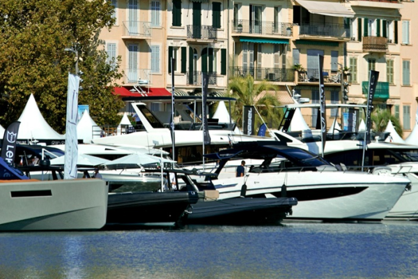 Vue d’un port en Méditerranée avec des yachts au mouillage, illustrant une location de yacht avec équipage.